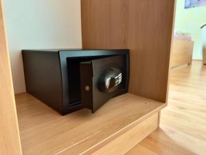 a small tv sitting in a corner of a room at Ferienzimmer direkt am See in Priepert +10 photos