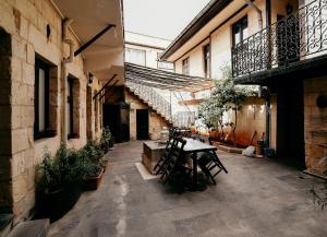 a courtyard with a table and chairs in a building at ARİFBEY KONAGİ otel in Şahinbey