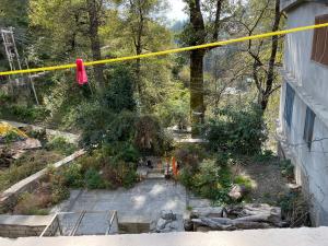 an overhead view of a garden with a traffic light at Kingdom Homestays in Manāli