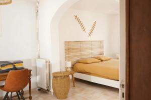 a bedroom with a bed and a table and a desk at La Maisonnette - 2 chambres, parking, jardinet & calme in Tournai