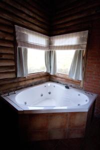 bañera en una habitación con ventana en Aldea Serrana en Nono