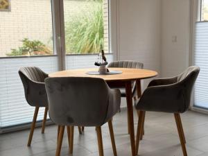 a dining room with a table and four chairs at Ferienhaus Wattglück Tossens in Butjadingen