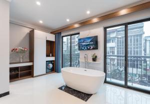 ein Badezimmer mit großer Badewanne und Fenstern in der Unterkunft Diamond Light Hotel in Hanoi