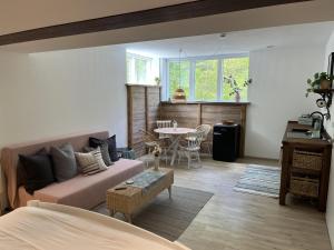 a living room with a couch and a table at Ferienwohnung am Kienbach in Herrsching am Ammersee