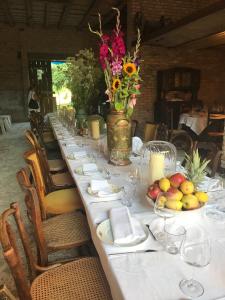 a long table with plates of food and flowers on it at Appartement cosy au calme avec sauna in Kauffenheim