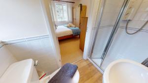 a small bathroom with a toilet and a shower at CROYDE WHITE HOUSE 4 Bedrooms in Croyde +29 photos