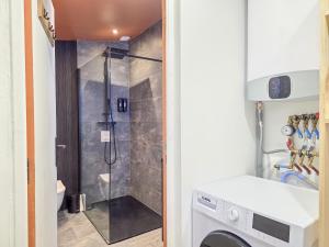 a bathroom with a shower and a washing machine at L'Évasion Tropicale, Queen Size, Jardin & Gare in Saint-Brieuc +20 photos
