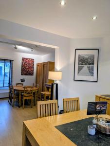a kitchen and dining room with a table and chairs at Hotel B&R Piano 2 - Louvain-la-Neuve - Mont Saint Guibert in Louvain-la-Neuve +72 photos