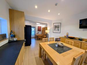 a kitchen and living room with a dining room at Hotel B&R Piano 2 - Louvain-la-Neuve - Mont Saint Guibert in Louvain-la-Neuve