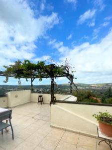 a patio with a tree on the roof at Nof Harim נוף הרים in Even Menahem