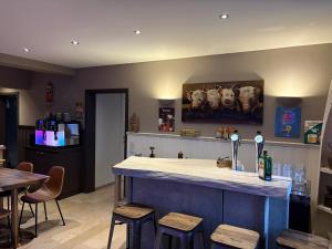 kuchnia z barem ze stołkami i stołem w obiekcie Hotel en Bistro de Vaart w mieście Damme