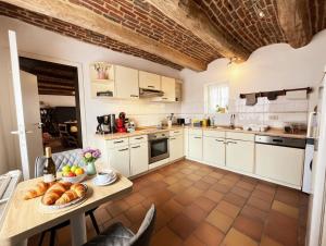 a kitchen with a table with a plate of bread at La Maisonnette - 2 chambres, parking, jardinet & calme in Tournai