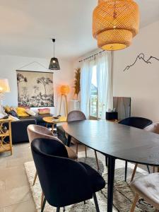 a living room with a table and chairs at Le Chapelloise Ligérienne in La Chapelle-Saint-Mesmin