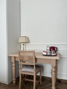 a wooden desk with a chair and a table with a lamp at Umi B&B in Giulianova