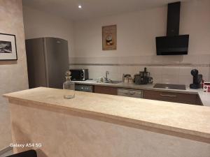 a kitchen with a counter with a bottle on it at Appartement confortable à Propriano avec balcon in Propriano