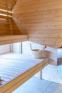 a wooden sauna with a basket in the middle at Markowa Chata in Mizerna