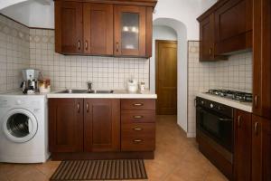 a kitchen with a sink and a washing machine at La Casa di Mary in Amelia +24 photos