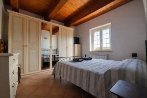 a bedroom with a large bed in a room at La Casa di Mary in Amelia