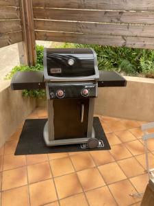 a grill sitting on a table on a patio at Dolce e Lumiu in Lumio