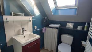 a small bathroom with a sink and a toilet at Studio au 2e étage de notre maison de ville in Caen