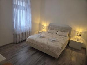 a bedroom with a bed with two towels on it at 1 Apartments Angels okb in Altenburg