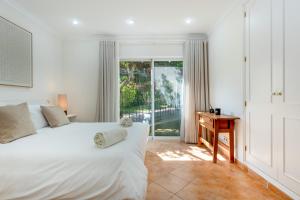 a bedroom with a bed and a desk and a window at Villa Mia - Vale do Lobo in Vale do Lobo +55 photos