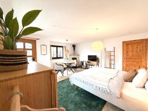 a bedroom with a bed and a living room at Studio Lake View Faulensee in Faulensee
