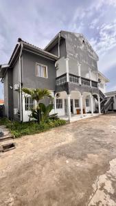 a large house with a driveway in front of it at Bungo Home - Suite Chambre & salon à 2 min de la plage in Pointe-Noire