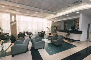 a lobby with couches and chairs and a bar at Hotel Nufarul in Baile Felix +29 photos