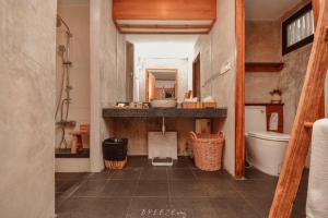 a bathroom with a tub and a sink and a toilet at Chiangrai Ryokan in Ban Long Khi Na +40 photos