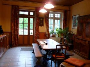 a kitchen with a table and chairs in a room at Le Vélo Vert in Sadirac