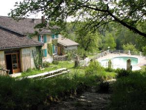 a house with a swimming pool in a yard at Le Vélo Vert in Sadirac