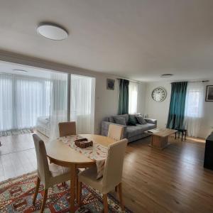 a living room with a table and a couch at Grüne Sonne Refugium in Göppingen