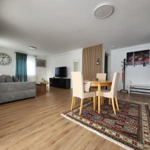 a living room with a table and chairs and a couch at Grüne Sonne Refugium in Göppingen