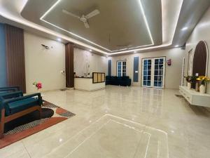 a living room with a ceiling with a ceiling fan at Hotel Veda Vatica in Varanasi
