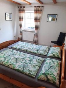 two beds sitting in a bedroom with a window at Haus Petra in Gleishorbach