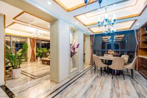 a dining room with a table and chairs at 悦江阁美宿 in Chongqing +29 photos
