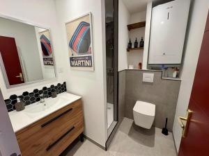 a bathroom with a toilet and a sink and a shower at Le Martini in Chalon-sur-Saône