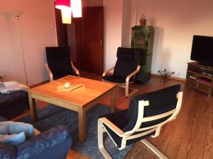 ein Wohnzimmer mit einem Tisch und Stühlen in der Unterkunft Apartment Rothehof in Petershagen