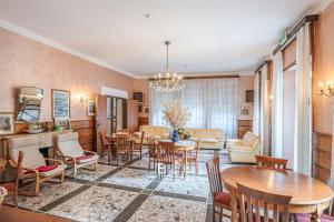 a living room with tables and chairs at Hotel Paradiso in Monteluco