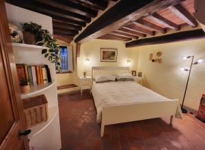 a bedroom with a bed in a room at Casa della Rosa in Cortona +16 photos