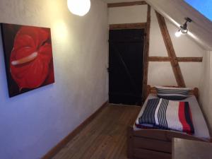 Zimmer mit einem Bett und einem Wandgemälde in der Unterkunft Apartment Rothehof in Petershagen