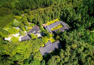 een luchtzicht op een gebouw midden in een bos bij Fletcher Hotel-Restaurant Mooi Veluwe in Putten