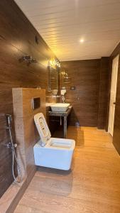 a bathroom with a toilet and a sink at Juniper Mountain Resort in Lachen