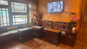 a room with two tables and a tv on the wall at Juniper Mountain Resort in Lachen