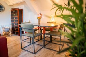 a dining room with a table and chairs at de lange adem in Millingen aan de Rijn