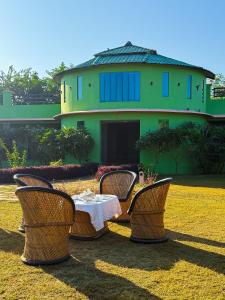 a table and chairs in front of a house at GREEN VALLEY SARISKA in Tehla