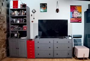 a living room with a tv on a dresser at Casa el Envero in Saro