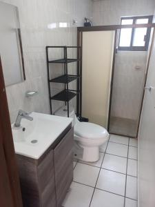 a bathroom with a toilet and a shower and a sink at Casa al norte in Aguascalientes