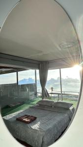 a reflection of a bed in a round mirror at ไร่รักดอย ภูทับเบิก in Ban Maeo Thap Boek